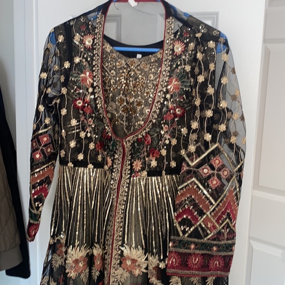 Beautiful Pakistani 2 Piece Suit - Picture 6 of 8